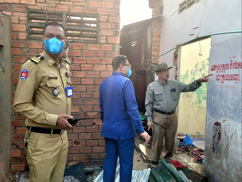 រូបភាពអាជ្ញាធរចុះដល់ទីតាំងសំណង់ចាស់នៅរាជធានីភ្នំពេញកាលពីពេលកន្លងទៅ។