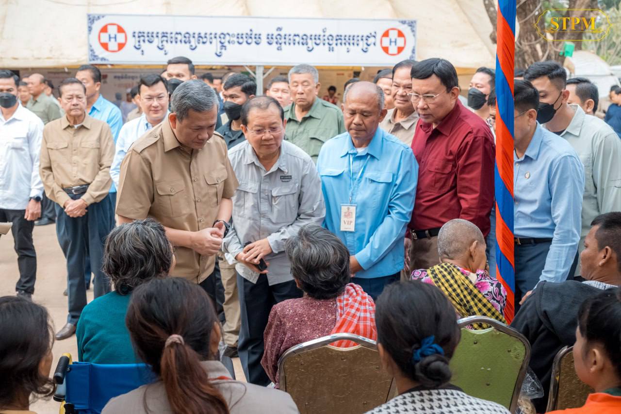 សម្ដេចធិបតី ហ៊ុន ម៉ាណែត នាយករដ្ឋមន្រ្តីនៃកម្ពុជា អញ្ជើញជួបពលរដ្ឋភៀសសឹក នៅភូមិជោគជ័យ និងភូមិព្រៃចាន់ ខេត្តបន្ទាយមានជ័យ កាលពីកំលុងខែកុម្ភៈ ឆ្នាំ២០២៦។