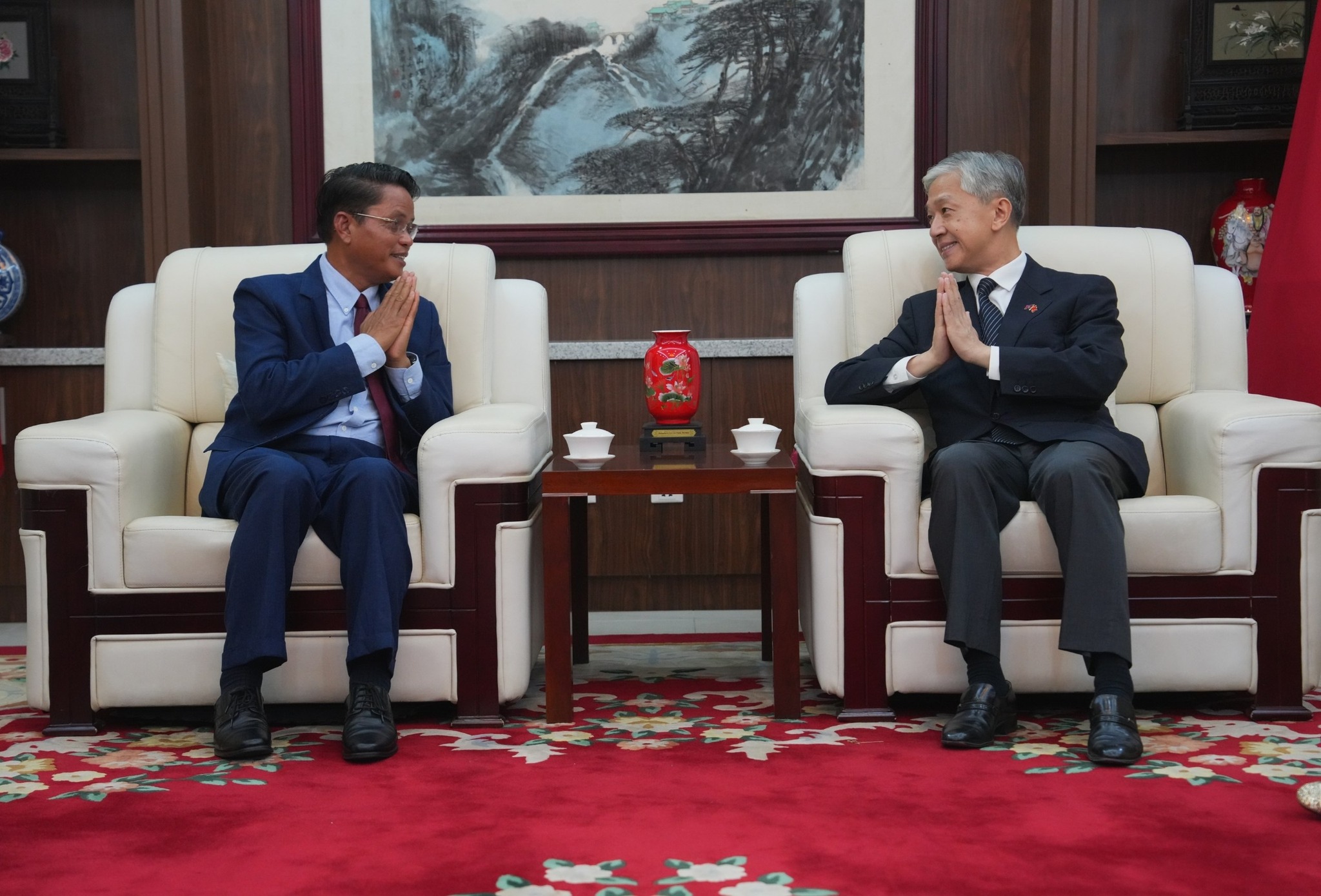 លោក ហេង រតនា អគ្គនាយកស៊ីម៉ាក់ និងលោក វ៉ាង វិនពីន (Wang Wenbin)
ឯកអគ្គរដ្ឋទូតចិនប្រចាំកម្ពុជា