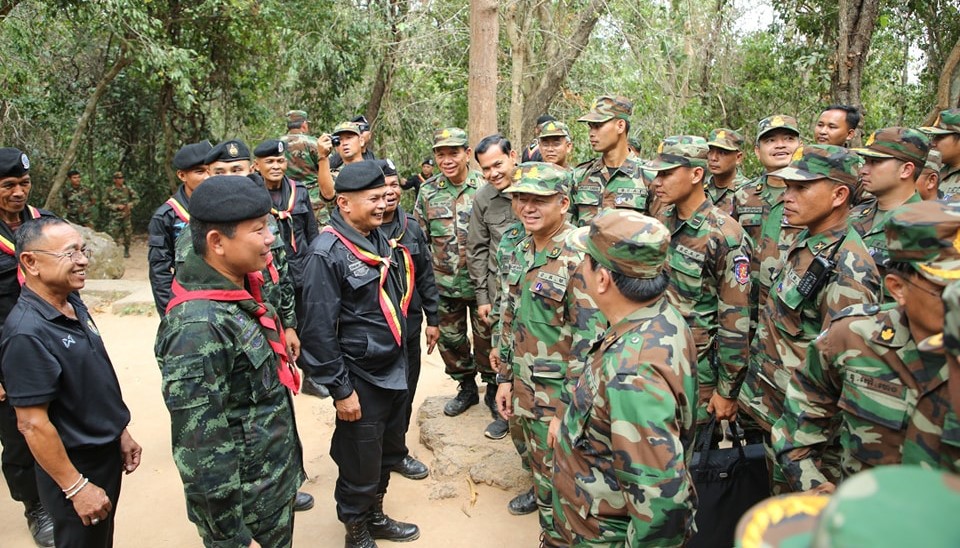កងទ័ពកម្ពុជាដឹកនាំដោយលោក ទៀ សីហា រដ្ឋមន្រ្តីក្រសួងការពារជាតិ ចុះទៅមើលប្រាសាទតាមាន់ធំ និងបាននិយាយគ្នាជាមួយកងទ័ពថៃ
