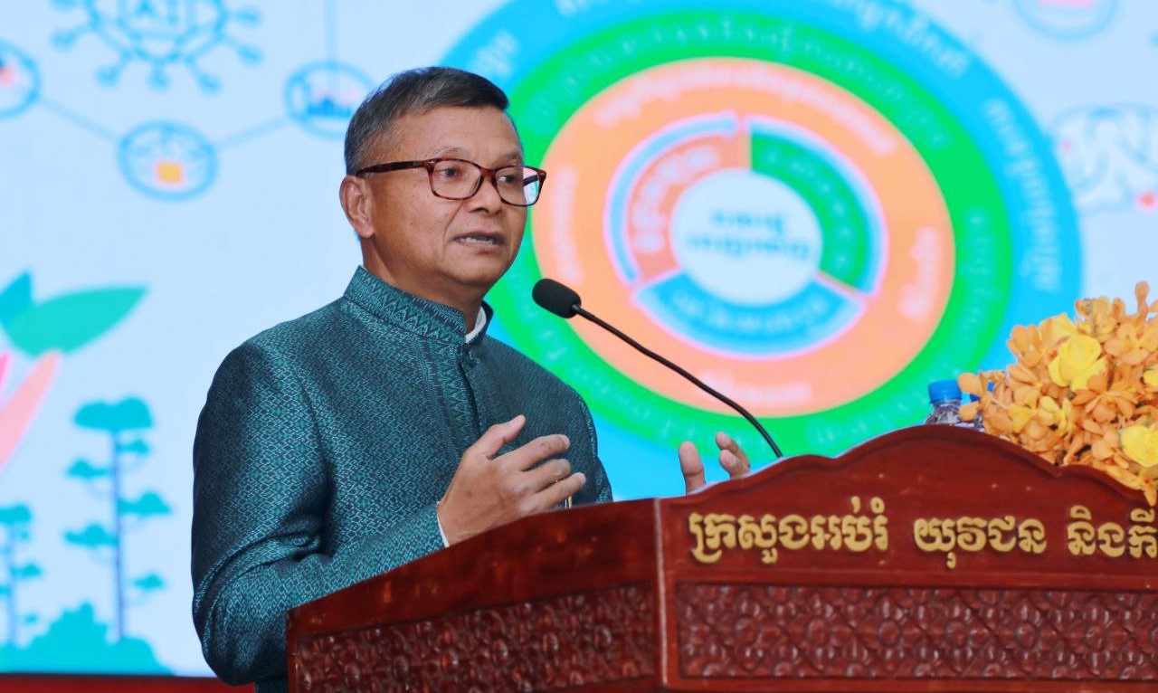 លោក ហង់ជួន ណារ៉ុន ថ្លែងក្នុងសន្និបាតបូកសរុបការងារវិស័យអប់រំ (រូបពីក្រសួងអប់រំ)។&nbsp;