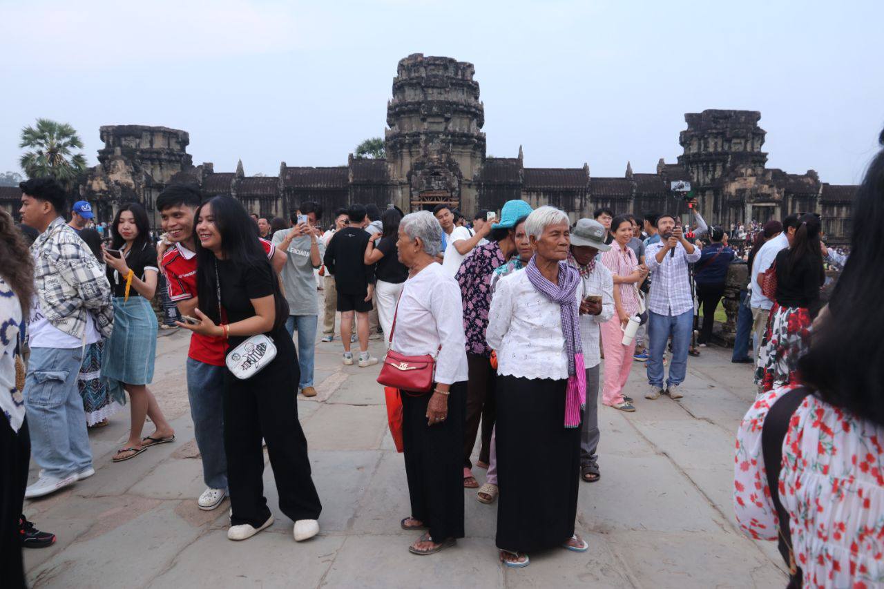 ទិដ្ឋភាពភ្ញៀវទេសចរ ទៅទស្សនាបាតុភូត«សមរាត្រី»ថ្ងៃដំបូង ក្នុងឆ្នាំ២០២៥