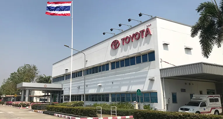 ទង់ជាតិថៃនៅមុខក្រុមហ៊ុនតូយ៉ូតា