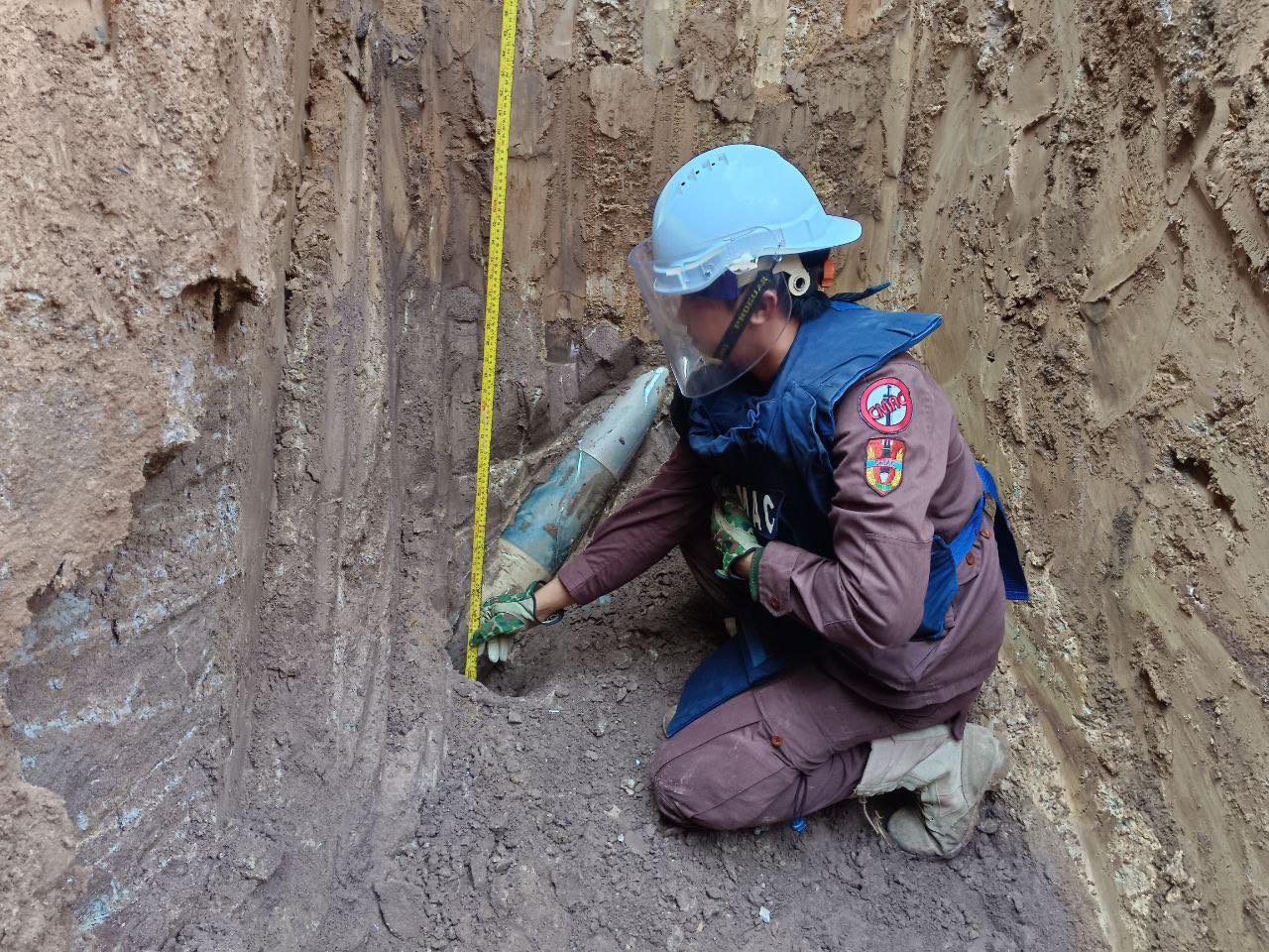 សំណល់ជាតិផ្ទុះ និងគ្រាប់បែកចង្កោម​ ដែលបន្សល់ទុកពីការឈ្លានពានរបស់យោធាថៃ។ រូបភាព៖ លោក ហេង រតនា