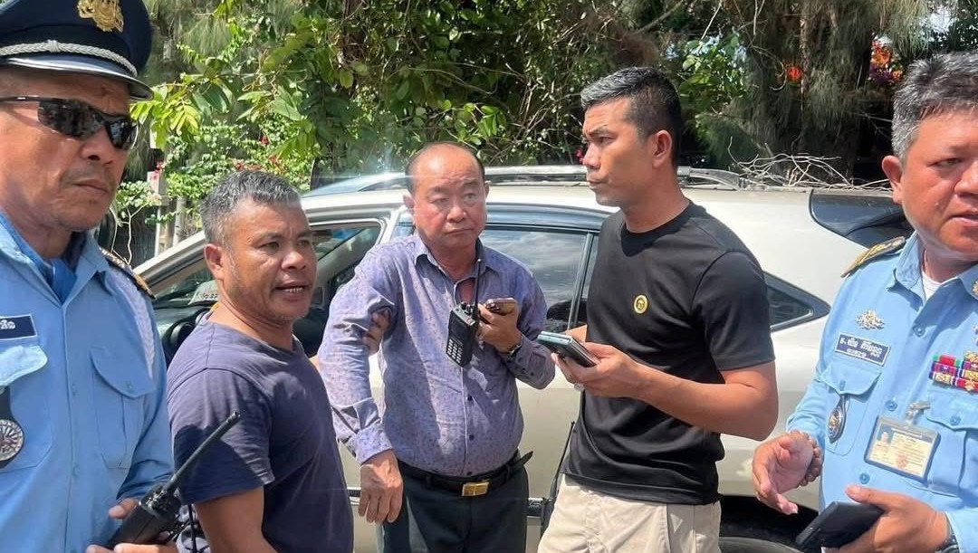 លោក ហ៊ុន ហេង (កណ្តាល)