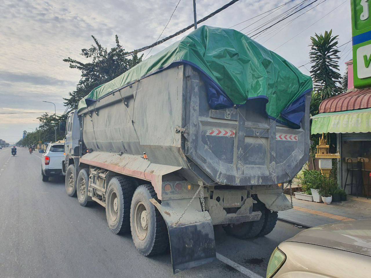 រូបភាពមន្ត្រីជំនាញចុះពិនិត្យយាយន្តដឹកលើសទម្ងន់។ ប្រភព៖ ក្រសួងសាធារណការ និងដឹកជញ្ជូន