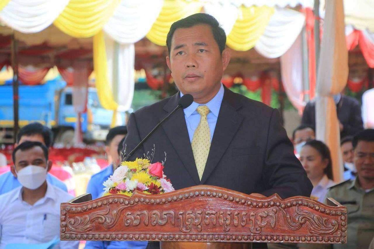 លោក កែវ តារ៉ារស្មី អភិបាលនៃគណៈអភិបាលស្រុកអូរជ្រៅ (រក្សាសិទ្ធិរូបភាព៖ SBM News)