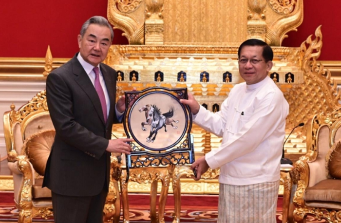 លោកវ៉ាង យី (ឆ្វេង) និងលោកមីន អ៊ុងឡាំង