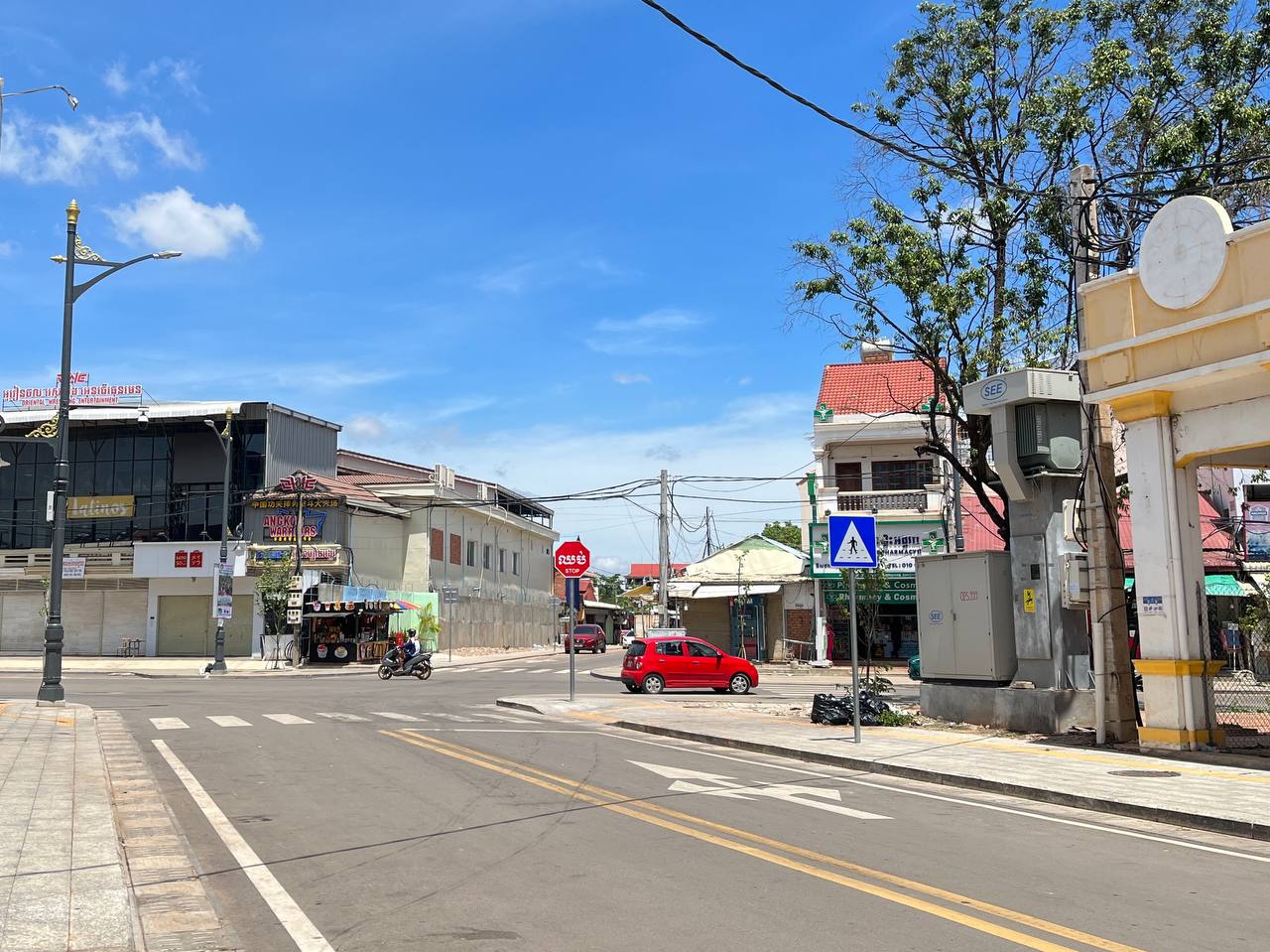 គំនូស និងស្លាកសញ្ញានៅផ្លូវផាប់ស្រ្ទីត។&nbsp;រូបភាព៖ ឃ្លាំង គីមហួយ