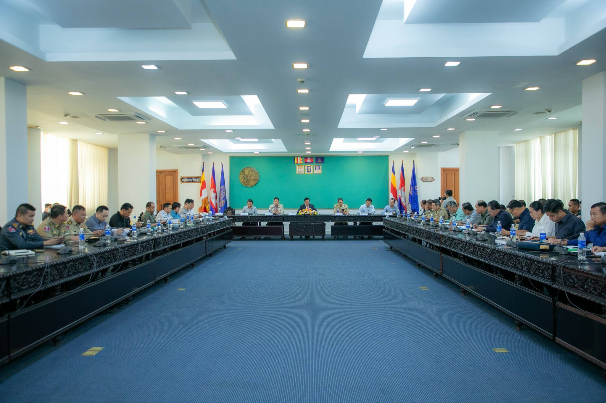 កិច្ចប្រជុំកងកម្លាំងទាំង២ប្រភេទ និងអាជ្ញាធរខណ្ឌទាំង១៤ ដឹកនាំដោយលោក ឃួង ស្រេង អភិបាលរាជធានីភ្នំពេញ កាលពីរសៀលថ្ងៃទី៧កុម្ភៈ ឆ្នាំ២០២៦។