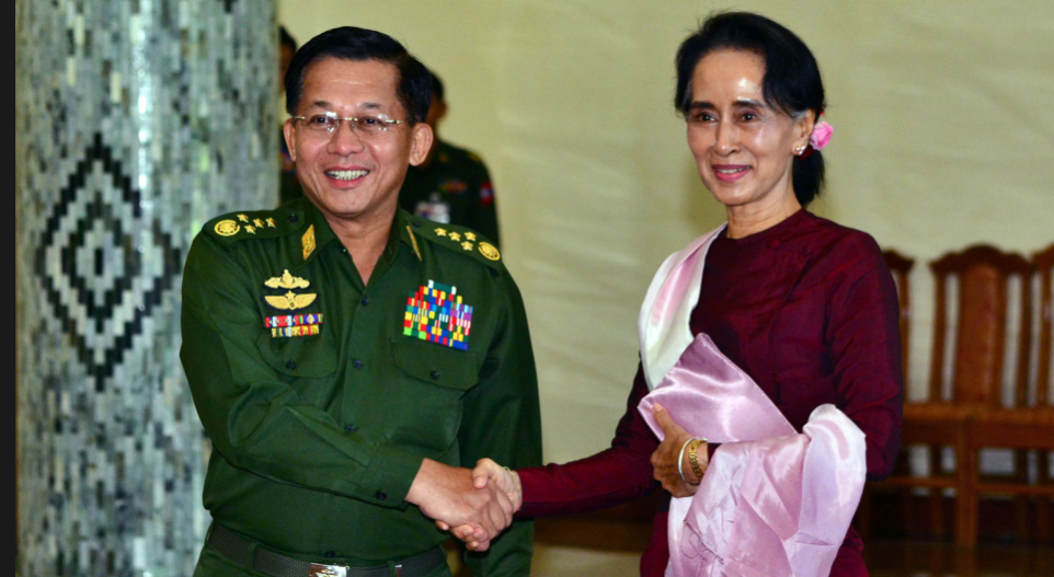 លោក មីន អ៊ុងឡាំង និងលោកស្រី អ៊ុងសាន ស៊ូជី ចាប់ដៃគ្នាមុនរដ្ឋប្រហារកើតឡើង។
