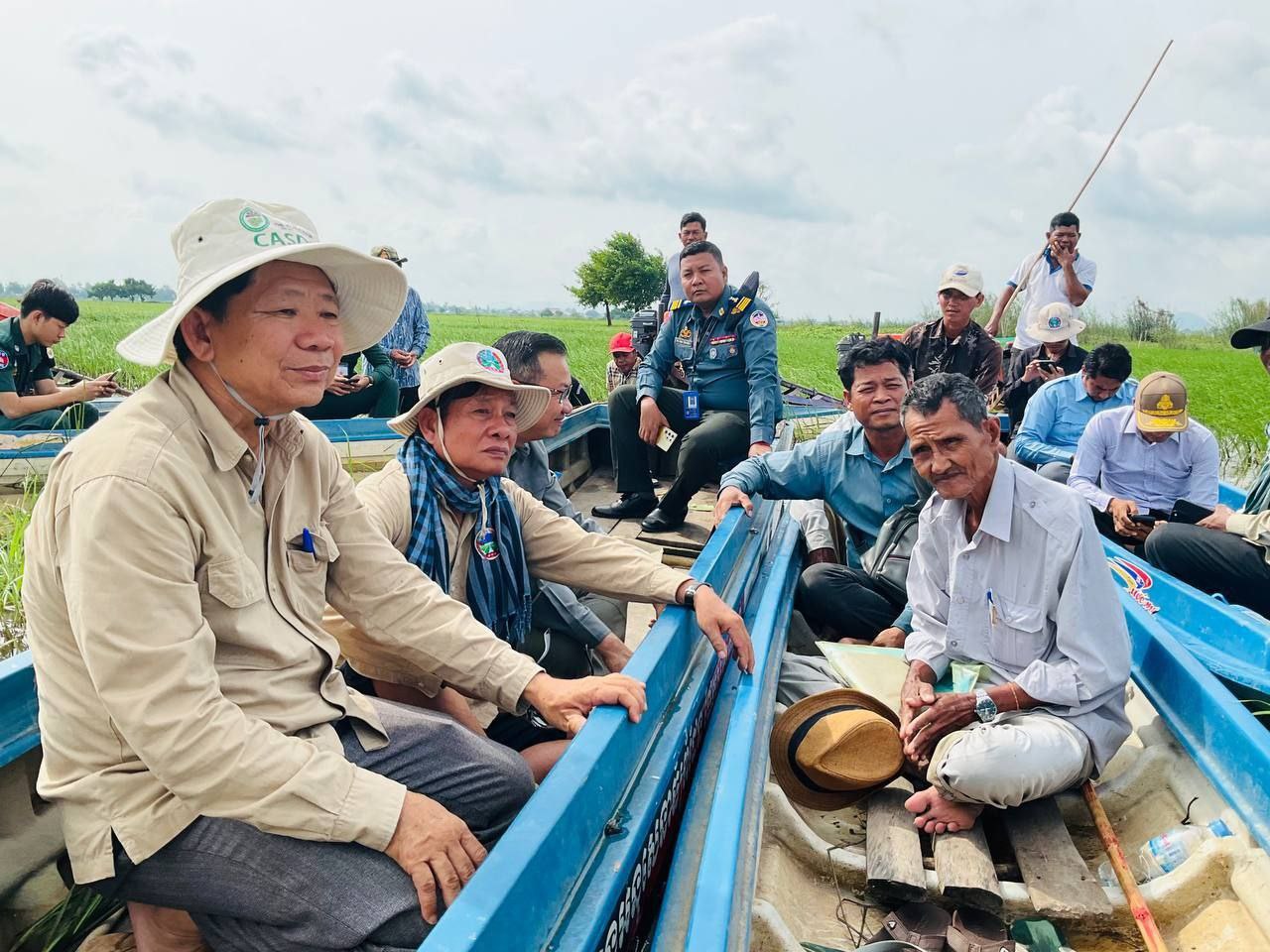 អាជ្ញាធរពាក់ព័ន្ធចុះត្រួតពិនិត្យដំណាំស្រូវ ក្នុងស្រុកគិរីវង់ ខេត្តតាកែវ។ រូបភាព៖ ក្រសួងកសិកម្ម