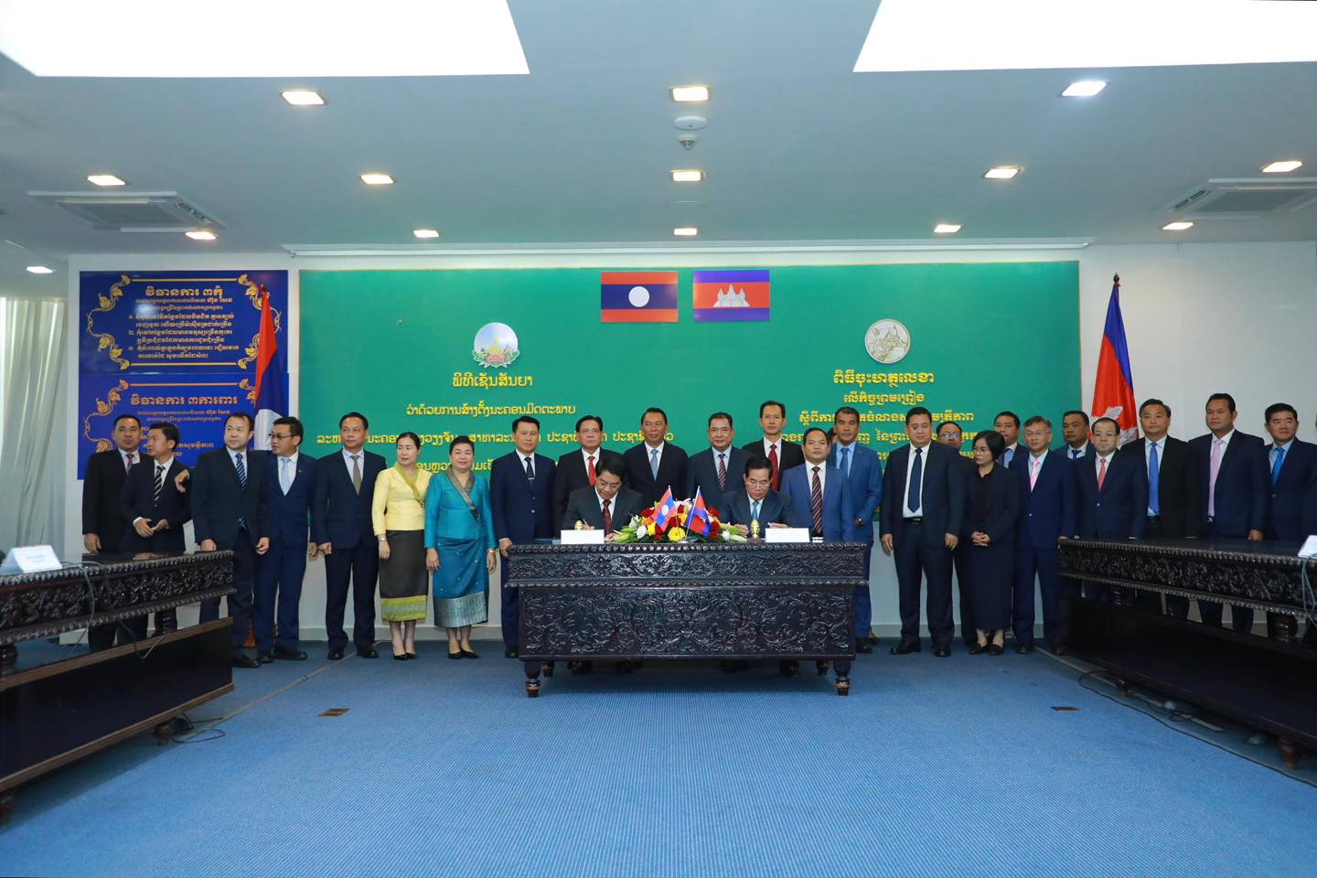 លោក ឃួង ស្រេង និងលោក អាត់សាផាងថុង ស៊ីផាដុន ក្នុងពិធីចុះហត្ថលេខា​លើកិច្ចព្រមព្រៀងបង្កើតចំណងសម្ព័ន្ធមេត្រីភាព។