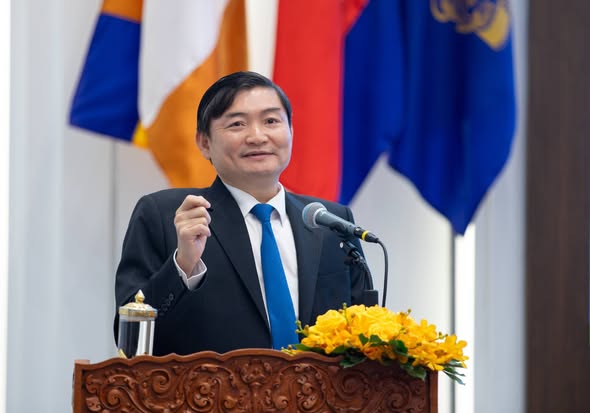 លោកហេង សួរ&nbsp;រដ្ឋមន្រ្តីក្រសួងការងារ និងបណ្ដុះបណ្ដាលវិជ្ជាជីវៈ&nbsp;&nbsp;