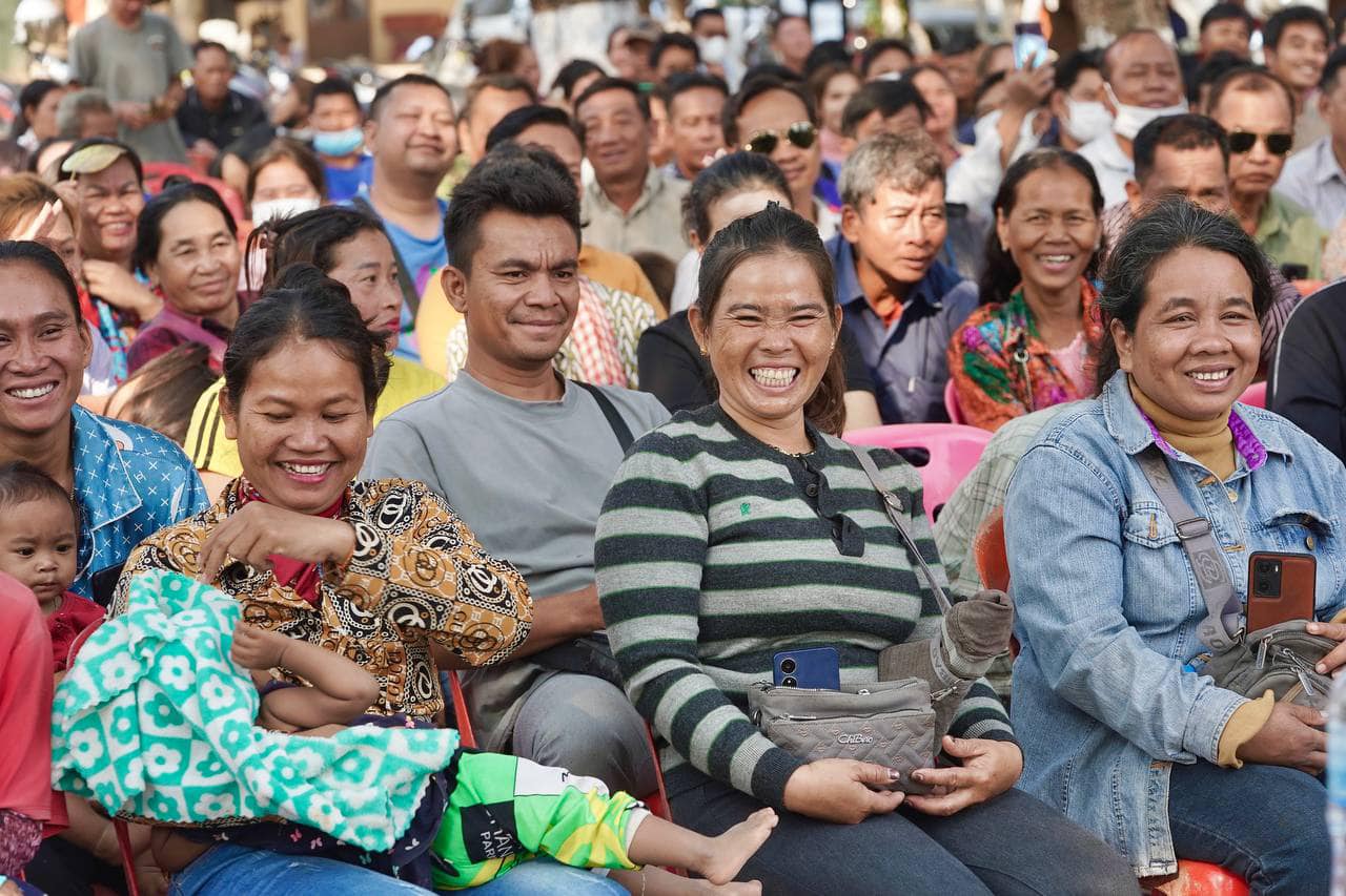 ប្រជាពលរដ្ឋ ក្នុងឱកាសប្រជុំជាមួយលោក ប៉ាន់ ខែមប៊ុនថន ប្រធានក្រុមការងាររាជរដ្ឋាភិបាលចុះមូលដ្ឋានក្រុងប៉ោយប៉ែត ដើម្បីដោះស្រាយវិវាទដីរុំារ៉ៃ កាលពីពេលថ្មីៗ