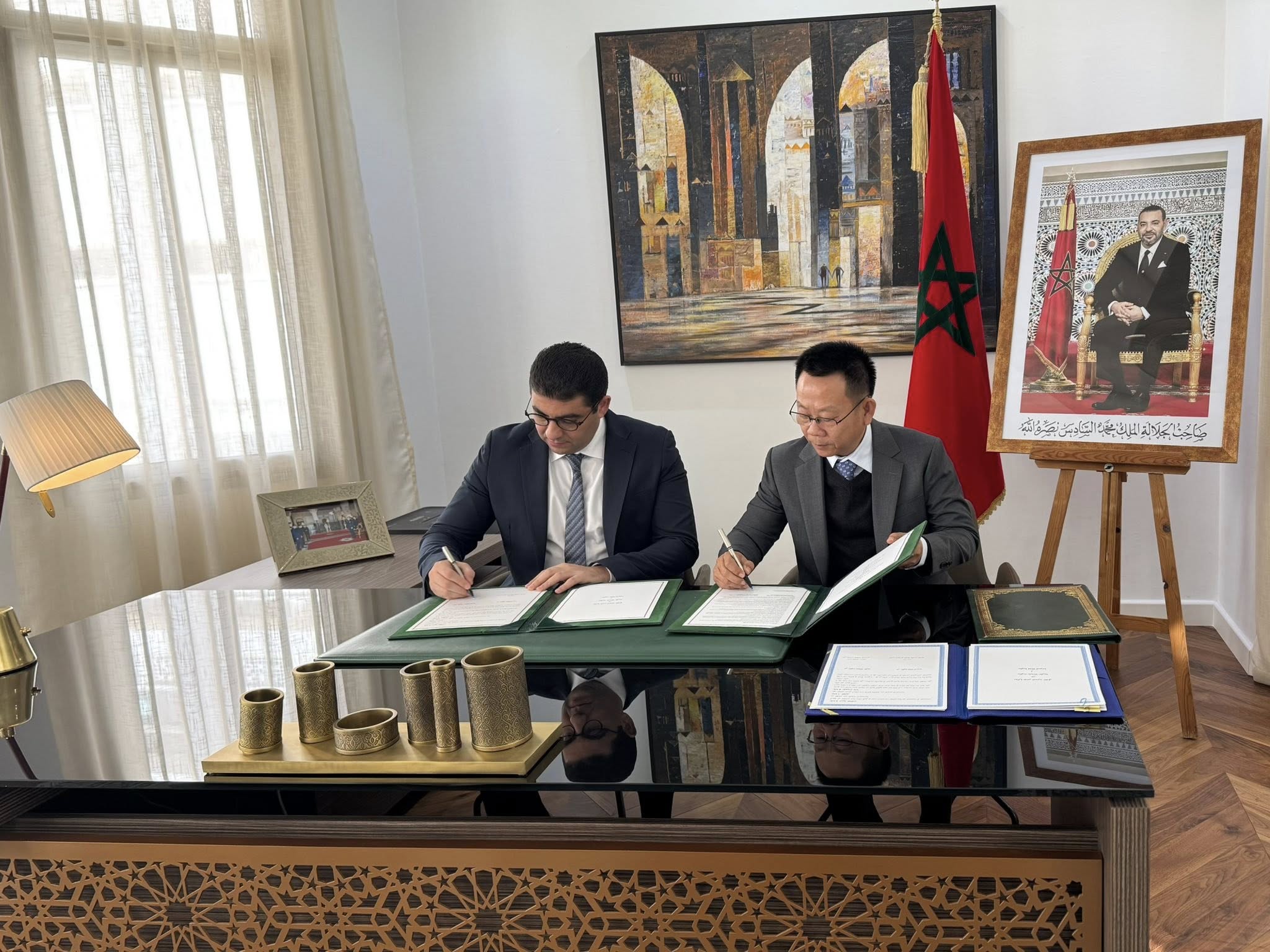 លោក ស៊ុំ ម៉ាប់ រដ្ឋលេខាធិការក្រសួងវប្បធម៌ និង លោក Mohammed Mehdi Bensaid&nbsp;រដ្ឋមន្ត្រីក្រសួងយុវជន វប្បធម៌ ប្រទេសម៉ារ៉ុក ចុះហត្ថលេខាសហការគ្នាអភិរក្សលើកស្ទួយមរតកមរតវប្បធម៌។&nbsp;