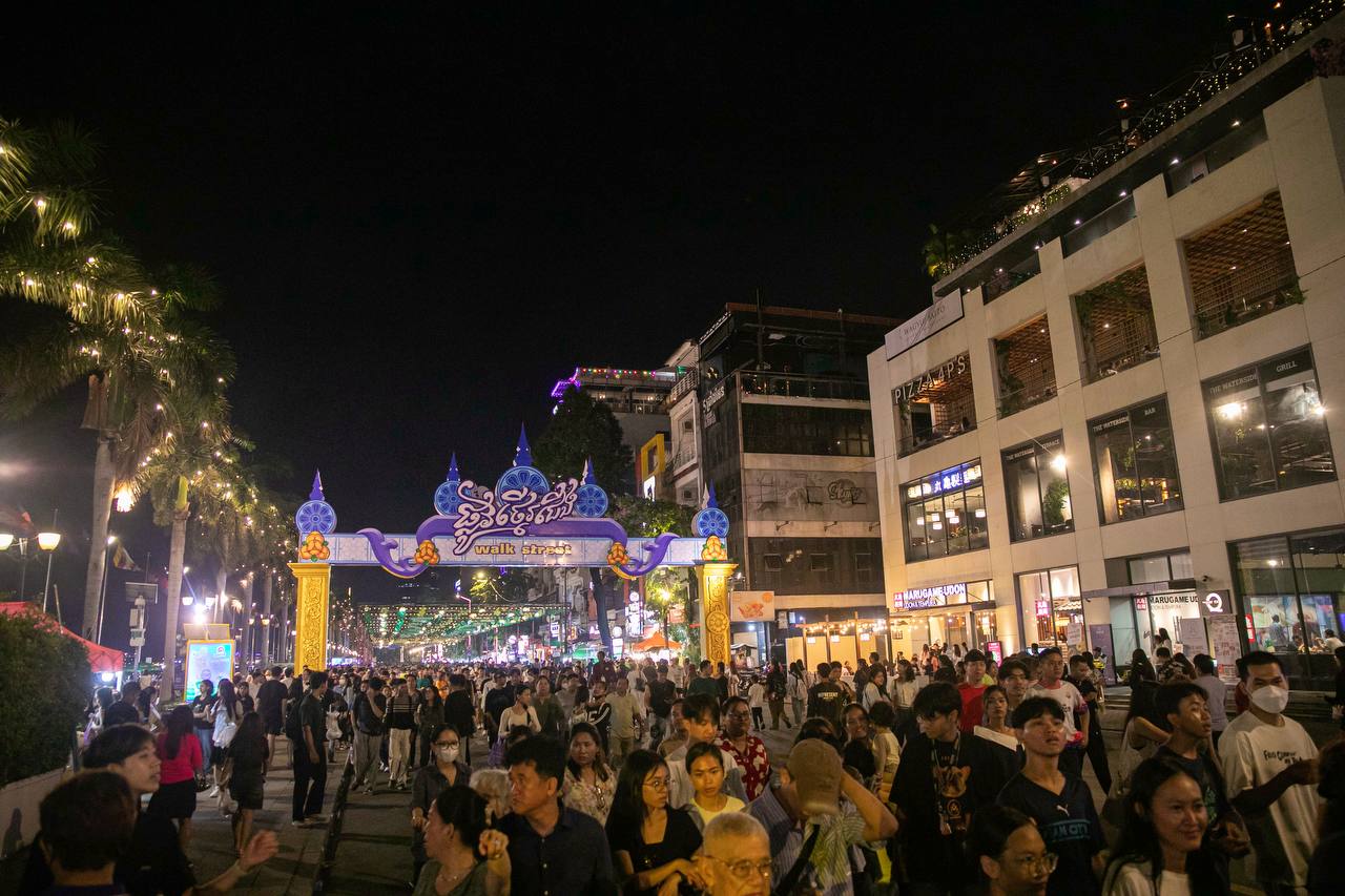 ទិដ្ឋភាពពលរដ្ឋទៅដើរម្សាន្តច្រើនកុះករ នៅផ្លូវថ្មើរជើងមាត់ទន្លេ