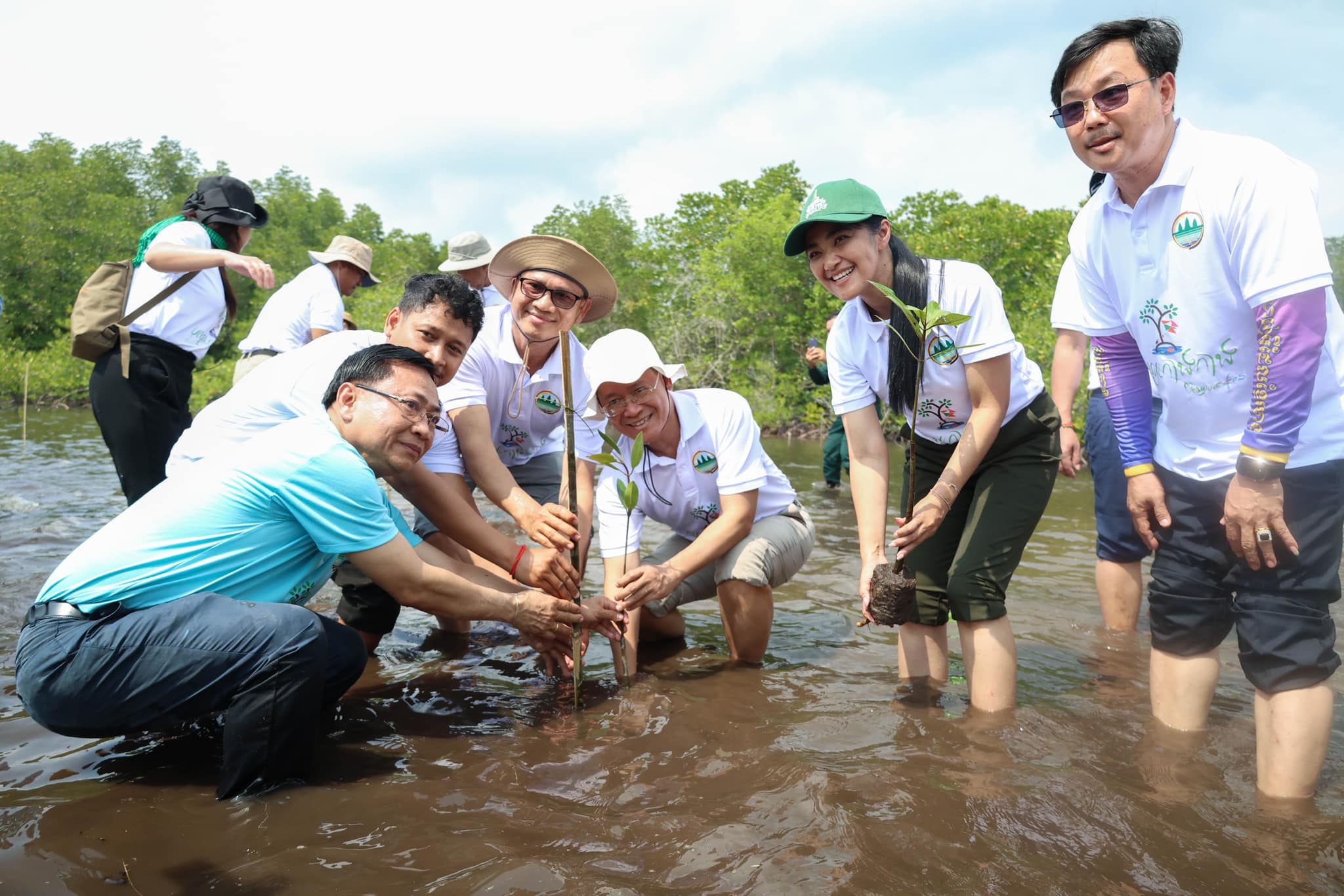 លោក អ៊ាង សុផល្លែត រដ្ឋមន្រ្តីក្រសួងបរិស្ថាន និងលោកស្រី មិថុនា ភូថង អភិបាលខេត្តកោះកុង ព្រមទាំងមន្រ្តីពាក់ព័ន្ធ ចូលរួមដាំដើមកោងកាង