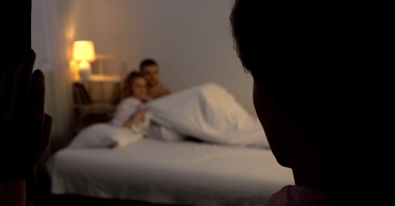 រូបតំណាង៖ ប្តីតាមទាន់ប្រពន្ធនៅក្នុងបន្ទាប់ជាមួយបុរសផ្សេង