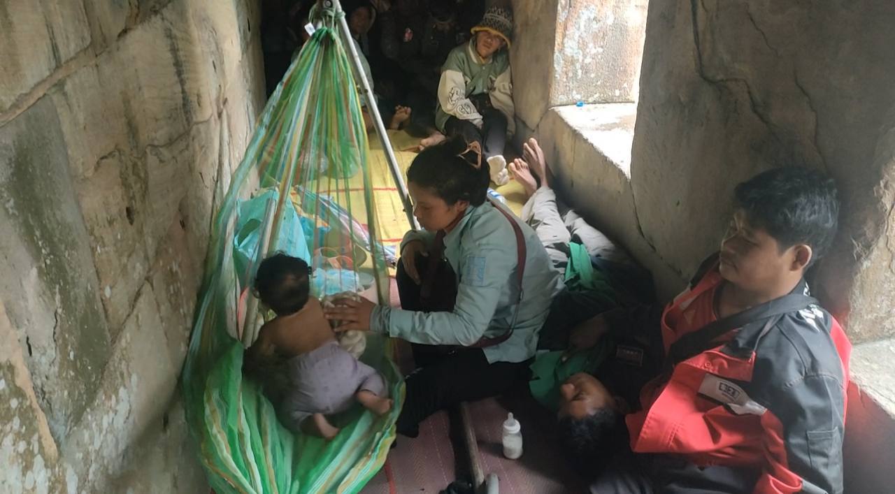 ពលរដ្ឋកម្ពុជាកំពុងជាប់នៅលើប្រាសាទព្រះវិហារក្នុងអំឡុងពេលថៃបើកការវាយប្រហារមកលើប្រាសាទព្រះវិហារ។