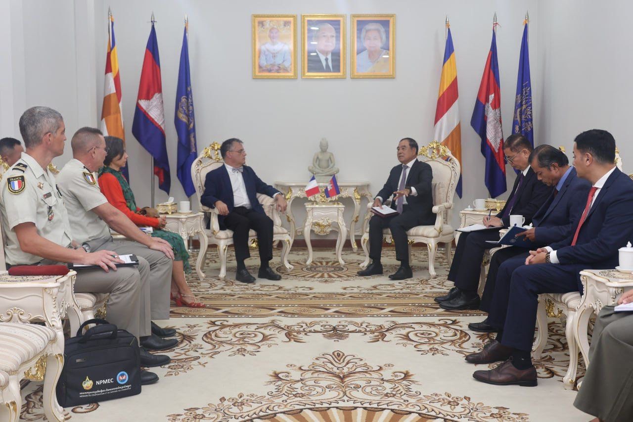 លោកទេសរដ្ឋមន្រ្តី លី ធុជ អនុប្រធានទី១ អាជ្ញាធរមីន និង លោក Olivier RICHARD ឯកអគ្គរដ្ឋទូតវិសាមញ្ញ និងពេញសមត្ថភាពនៃសាធារណរដ្ឋបារាំងប្រចាំកម្ពុជា។