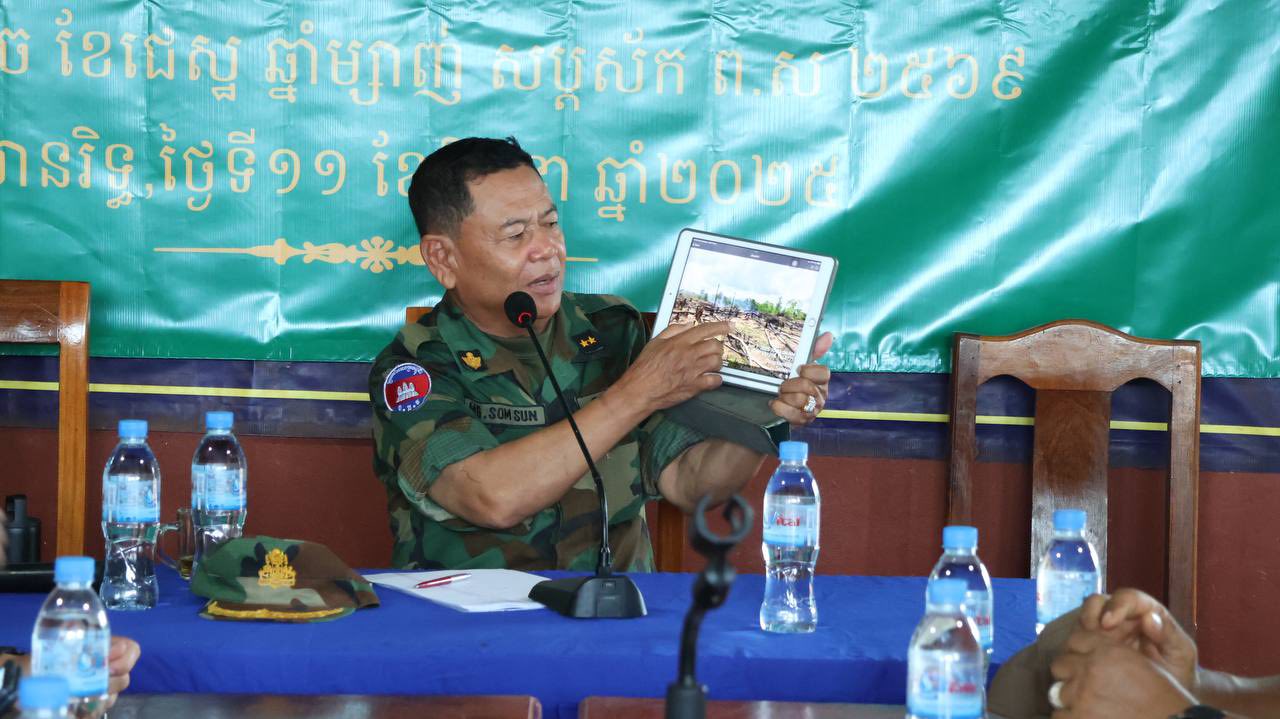 លោកឧត្ដមសេនីយ៍ទោ សោម ស៊ុន មេបញ្ជាការតំបន់ប្រតិបត្តិការសឹករង អនុប្រធានអចិន្រ្តៃយ៍ នៃគណកម្មការការពារទប់ស្កាត់ និងបង្រ្កាបបទល្មើសធនធានធម្មជាតិ ខេត្តកំពង់ធំ។