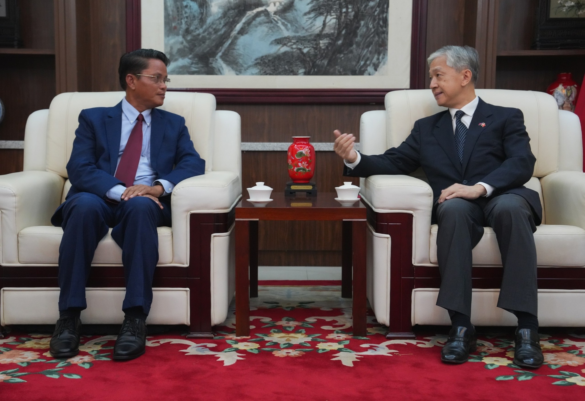 លោក ហេង រតនា អគ្គនាយកស៊ីម៉ាក់ និងលោក វ៉ាង វិនពីន (Wang Wenbin) ឯកអគ្គរដ្ឋទូតចិនប្រចាំកម្ពុជា