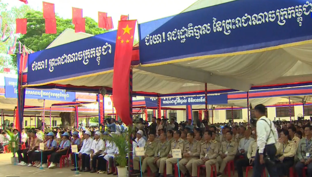 ពិធីអបអរសាទរសមិទ្ធផលមួយចំនួនសម្រាប់កែលម្អបរិស្ថានសាលារៀន និងផ្គត់ផ្គង់សម្ភារបរិក្ខារអប់រំនៅកម្ពុជា ដែលប្រព្រឹត្តទៅនៅខេត្តកំពង់ចាម នាព្រឹកថ្ងៃទី២៦ ខែតុលា ឆ្នាំ២០២៤។ 