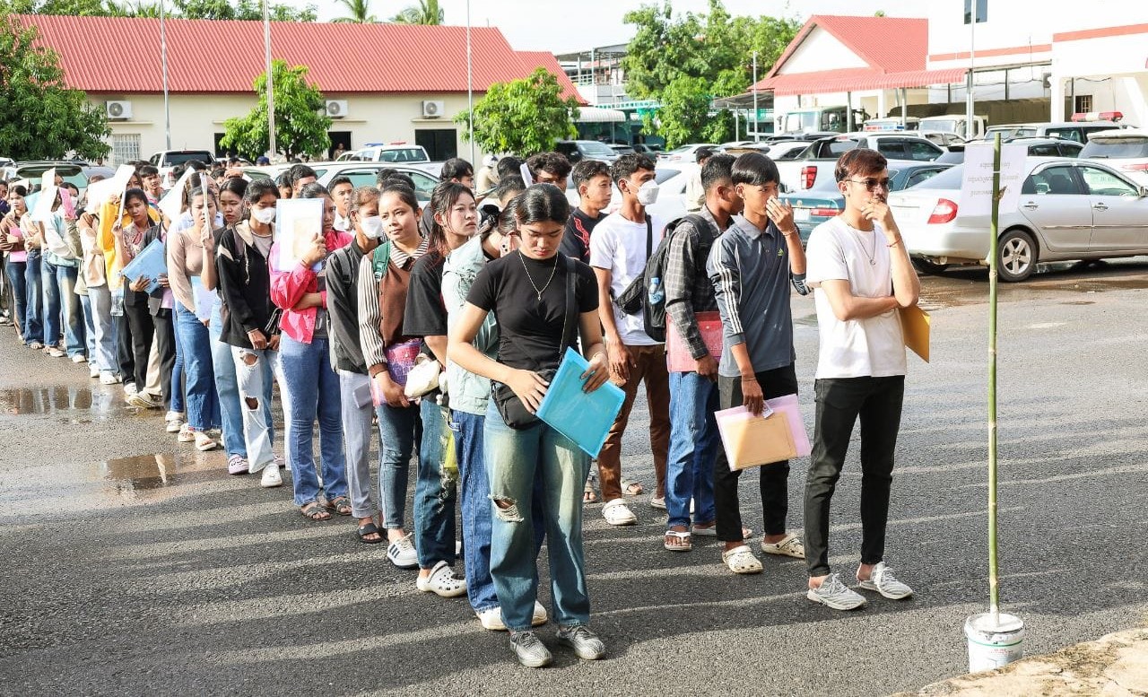 បេក្ខជន-បេក្ខនារីទៅទទួលពាក្យនៅស្នងការដ្ឋាននគរបាលខេត្តបាត់ដំបង&nbsp; កាលពីខែតុលា ឆ្នាំ២០២៤ ដើម្បីប្រឡងចូលធ្វើនគរបាលក្នុងខេត្តនេះ។ រូបពី៖ ក្រសួងមហាផ្ទៃ