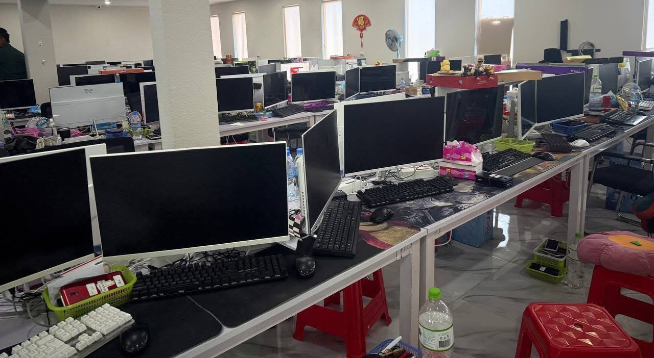 កំព្យូទ័រដែលជនល្មើសប្រើប្រាស់សម្រាប់ឆបោក ក្នុងអគារមួយកន្លែងនៅខេត្តបន្ទាយមានជ័យ។