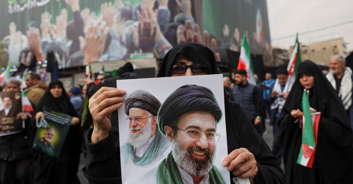 រូបលោក ម៉ុចតាបា (ខាងមុខ) លោក អាលី ខាមេណេ ខាងក្រោយ&nbsp;