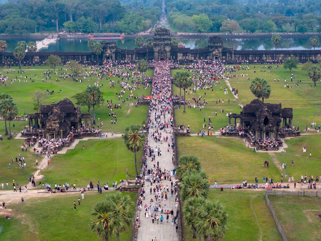 ទិដ្ឋភាពភ្ញៀវទេសចរ ទៅទស្សនាបាតុភូត«សមរាត្រី»ថ្ងៃដំបូង ក្នុងឆ្នាំ២០២៥