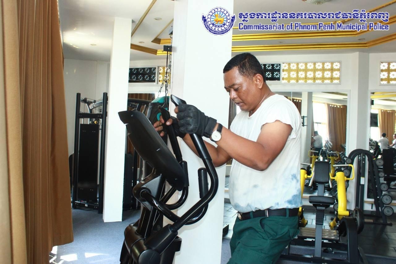 មន្ត្រីនគរបាលខណ្ឌកំបូលធ្វើលំហាត់ប្រាណ។ រូបភាព៖ ស្នងការនគរបាលរាជធានីភ្នំពេញ