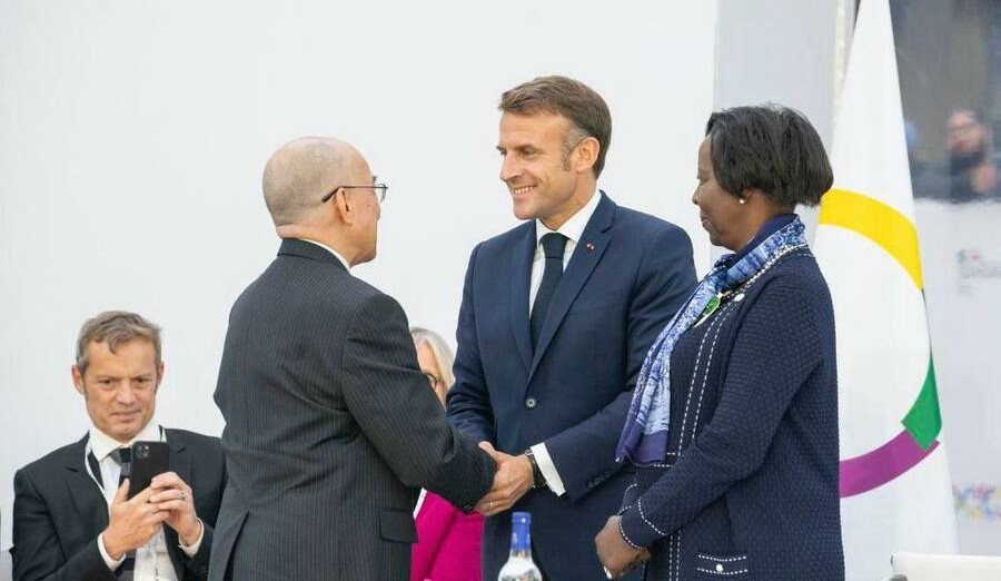 ក្រោយបញ្ចប់ការយាងថ្លែងព្រះរាជសុន្ទរកថា ព្រះមហាក្សត្រកម្ពុជា យាងទៅកាន់លោក ម៉ាក្រុង និងអ្នកស្រី ល្វីស មូស៊ីគីវ៉ាបូ ដែលជាគណៈអធិបតីនៃកិច្ចប្រជុំ។&nbsp;&nbsp;