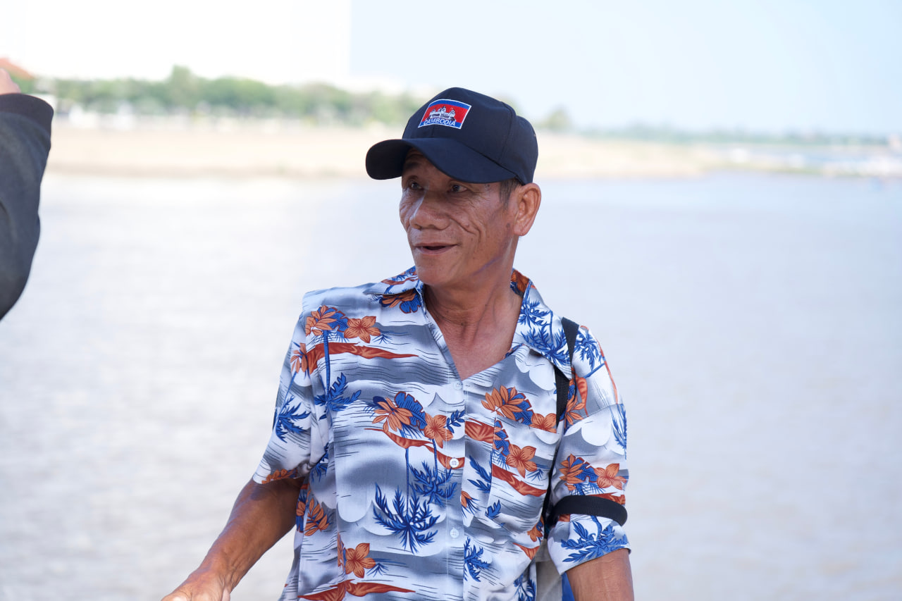 លោក​ លី ង៉ាន អ្នកលក់ចំណីព្រាបនៅមុខព្រះបរមរាជវាំង