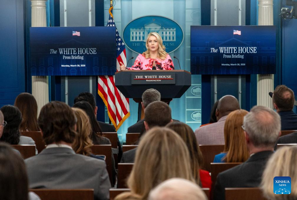 លោកស្រី ខារ៉ូឡាញ លីវីត