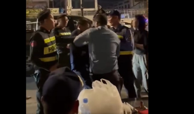 សកម្មភាពលោក សុខ ទូច ទាញម៉ាស៊ីនវាស់ជាតិអាកុលពីប៉ូលិស