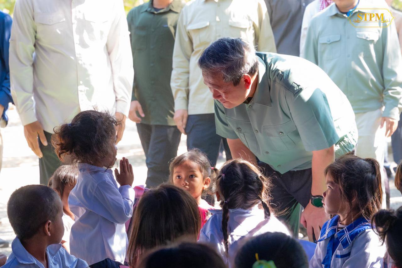 សម្ដេចធិបតី ហ៊ុន ម៉ាណែត នាយករដ្ឋមន្រ្តីនៃកម្ពុជា អញ្ជើញចុះសួរសុខទុក្ខជនភៀសសឹកនៅខេត្តព្រះវិហារ កាលពីពេលថ្មីៗនេះ។