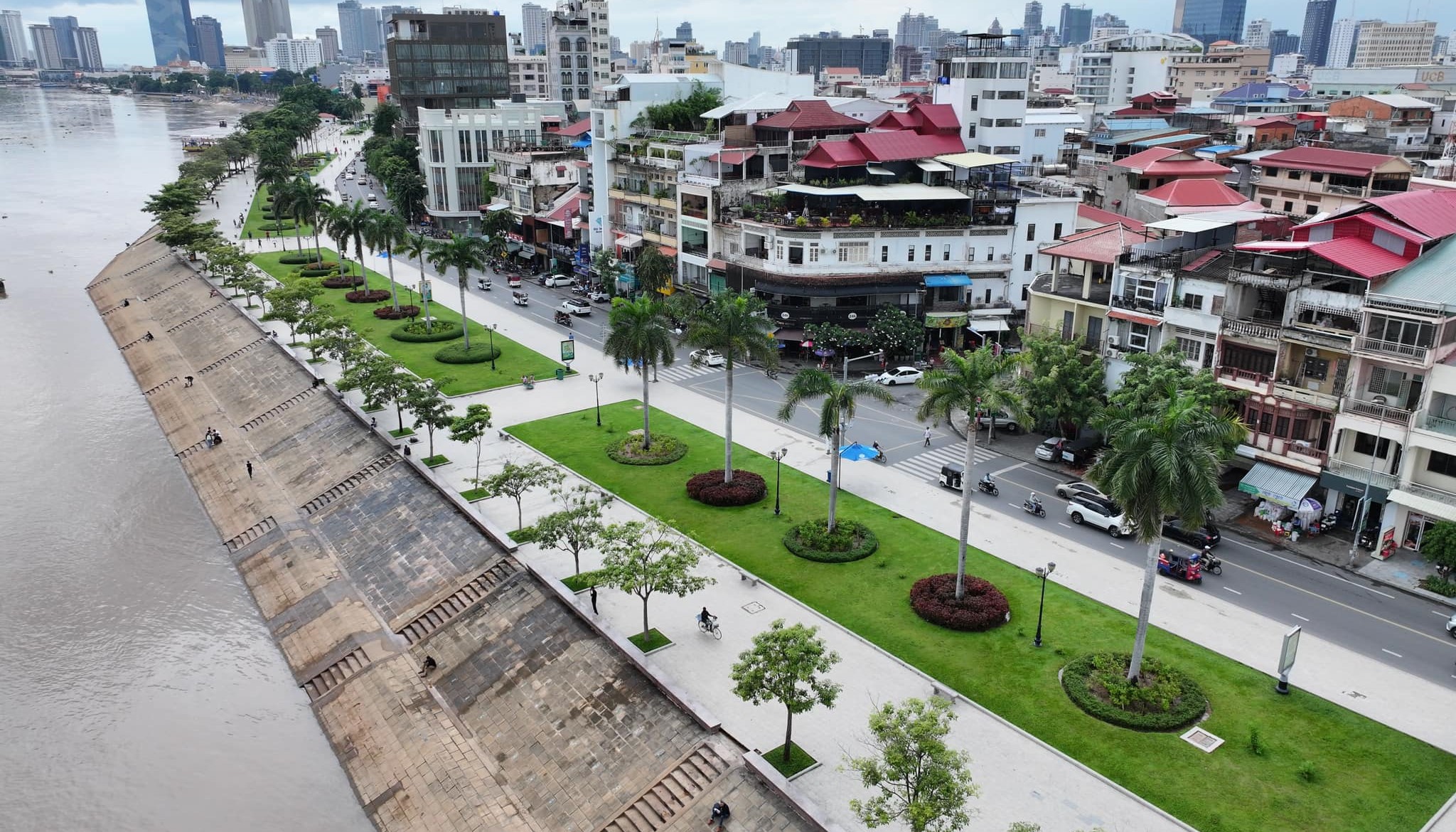 ផ្លូវថ្មើរជើងដែលបិទមិនឱ្យយានជំនិះឆ្លងកាត់រាល់ថ្ងៃសៅរ៍-អាទិត្យ (រូបពីរដ្ឋបាលភ្នំពេញ)។&nbsp;