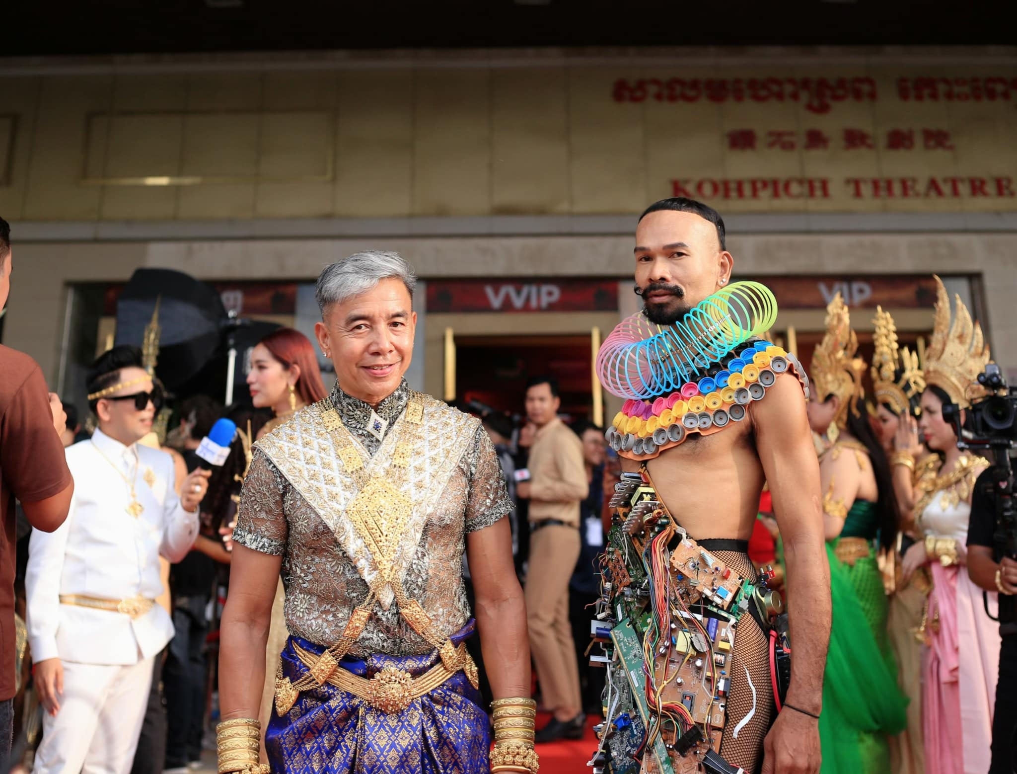 បណ្ឌិតច្នៃម៉ូត ឯម រៀម (ស្តាំ)