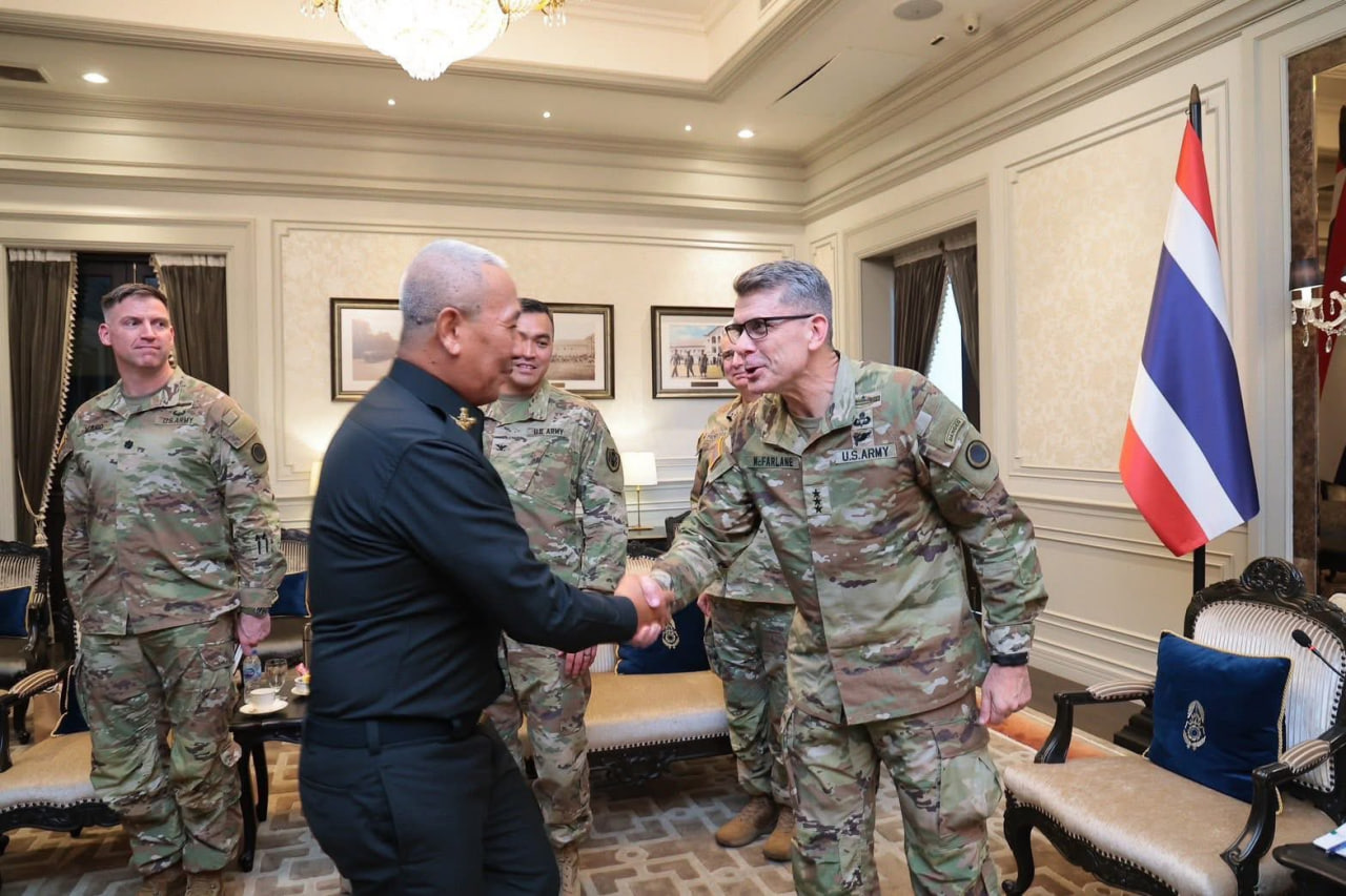 លោក ផៈណា ក្លែវផ្លដធូក(ឆ្វេង) និងលោក ម៉ាធ្យូ ម៉ាកហ្វាឡែន&nbsp;