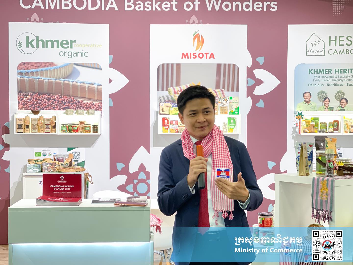 លោក សំហេង បូរ៉ា រដ្ឋលេខាធិការ ក្រសួងពាណិជ្ជកម្ម និងជាប្រធានក្រុមការងារជំរុញការនាំចេញ&nbsp;