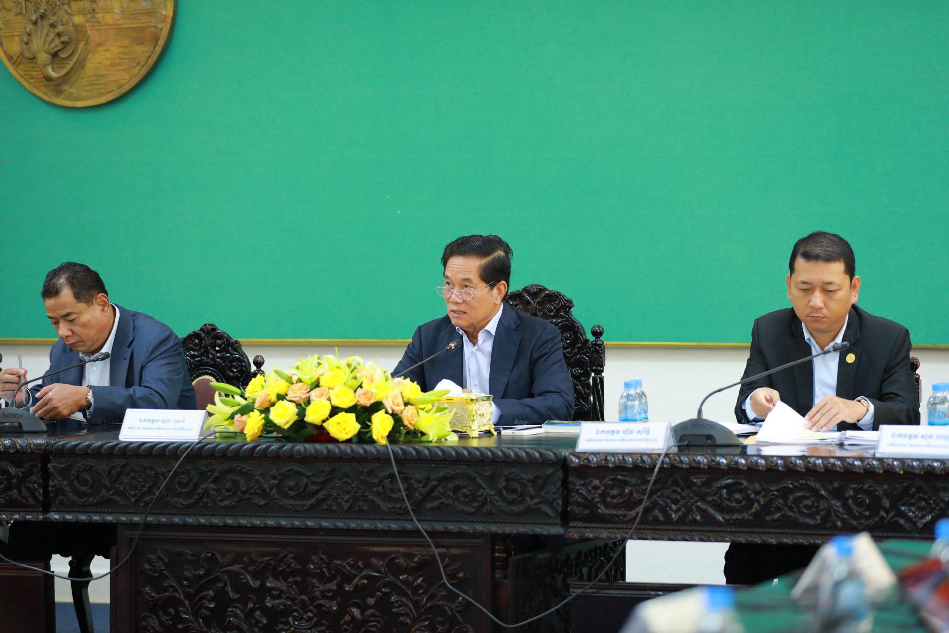 លោក ឃួង ស្រេង អភិបាលរាជធានីភ្នំពេញ(កណ្តាល) ក្នុងកិច្ចប្រជុំនៅសាលារាជធានីភ្នំពេញ។