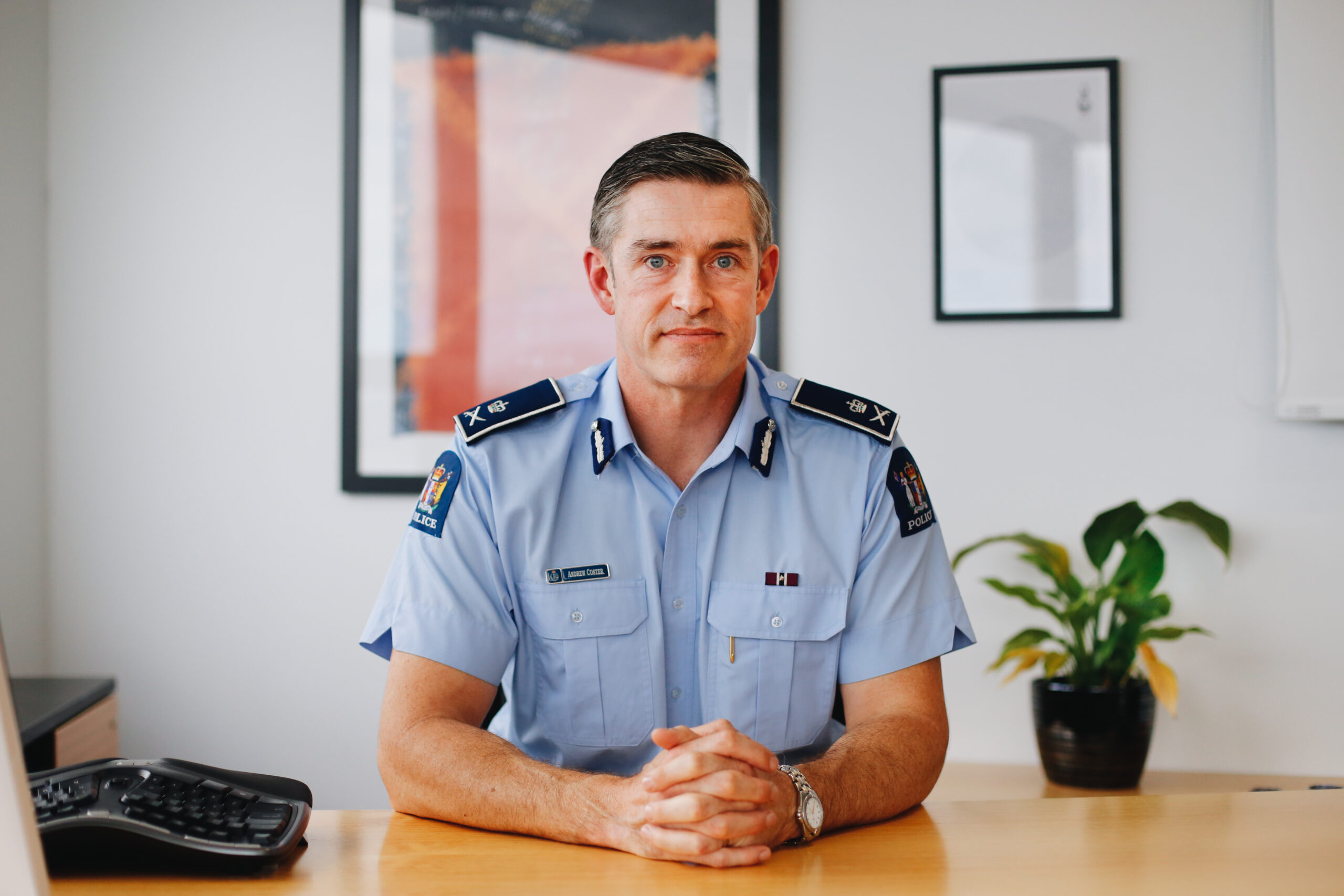 លោក អេនឌ្រូ ខូស្ទឺ (Andrew Coster) 