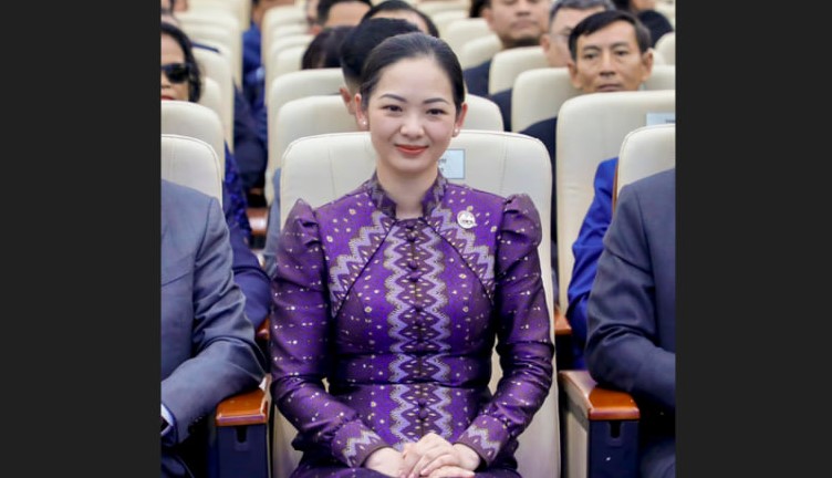 លោកស្រី ចម និម្មល ស្ថិតក្នុងពិធីបិទសន្និបាតបូកសរុបការងាររបស់ក្រសួងរៀបចំដែនដី។