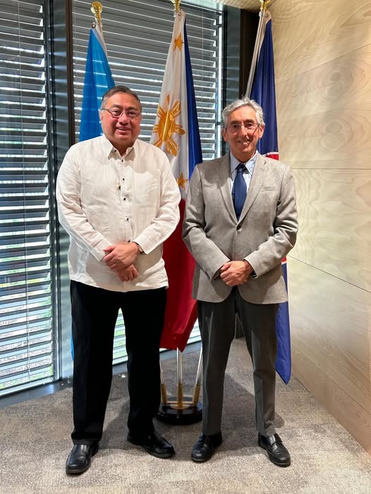 លោក CARLOS D. SORRETA ប្រធានអនុសញ្ញាស្តីពីគ្រាប់បែកចង្កោម(ឆ្វេងដៃ) រូបពី SouthCentre