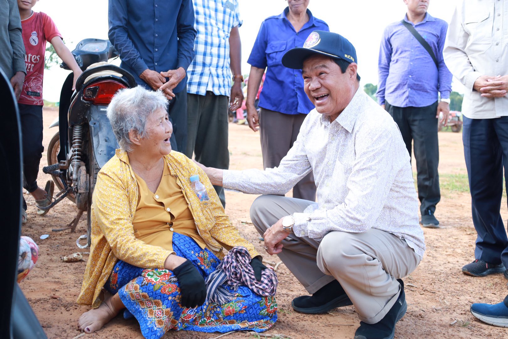 ទេសរដ្ឋមន្រ្តី លោក គន់ គីម  អនុប្រធានទី១ គណៈកម្មាធិការជាតិគ្រប់គ្រងគ្រោះមហន្តរាយ ចុះជួបពលរដ្ឋនៅក្នុងវត្ត។