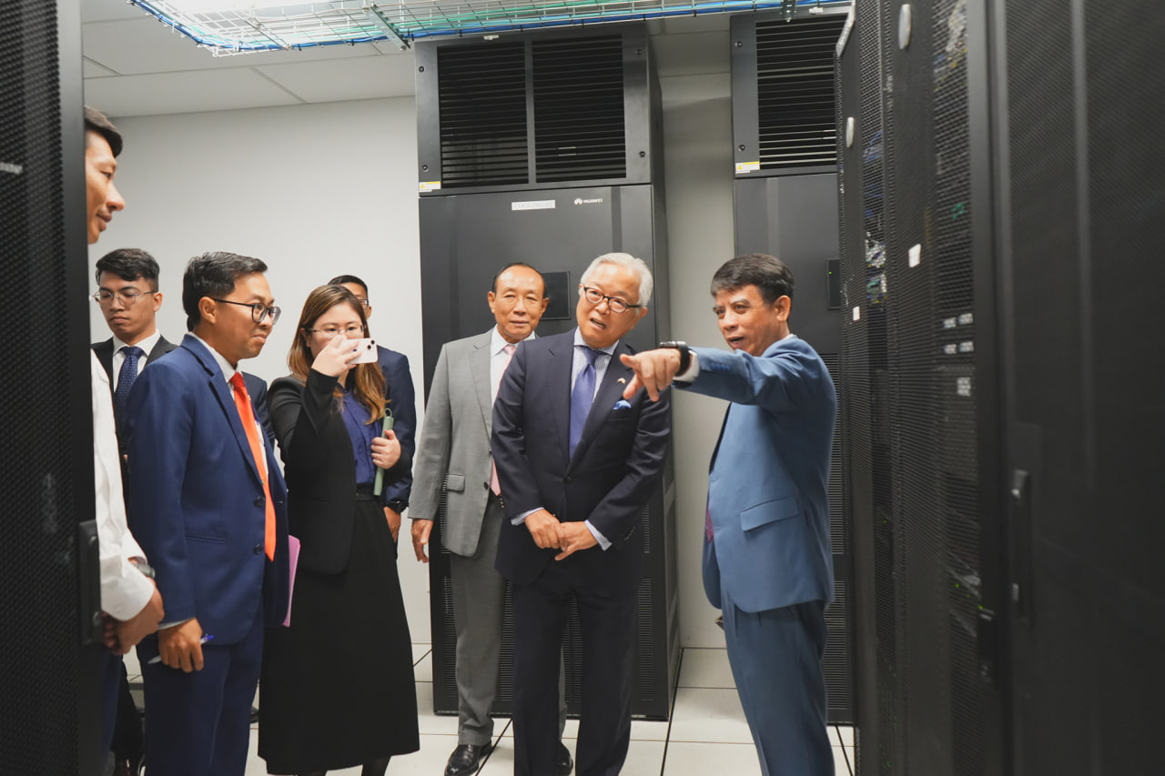 ពិធីប្រគល់-ទទួល នៃប្រព័ន្ធចុះបញ្ជី និងគ្រប់គ្រងព័ត៌មានអ្នកបោះឆ្នោត។ រូបភាព៖ គ.ជ.ប