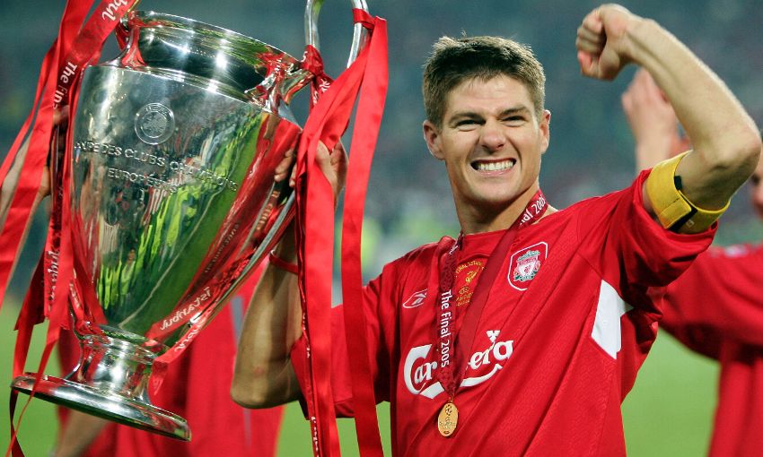 លោក Steven Gerrard ជាមួយនឹងពានរង្វាន់ UEFA Champions League កាលពីឆ្នាំ ២០០៥&nbsp;