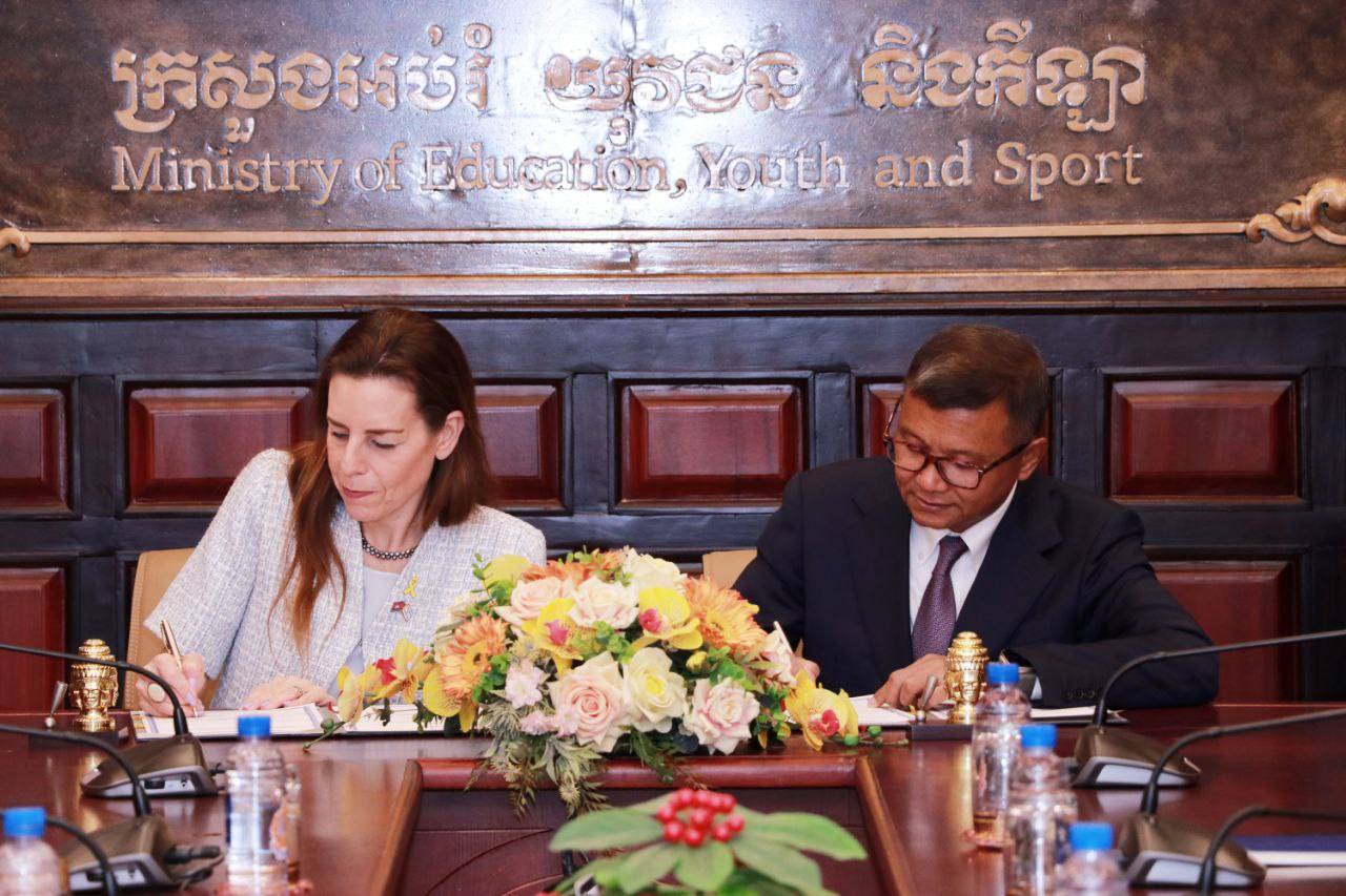 លោកឧបនាយករដ្ឋមន្ត្រី ហង់ជួន ណារ៉ុន និងលោកស្រី Orna Sagiv ឯកអគ្គរដ្ឋទូតនៃរដ្ឋអ៊ីស្រាអែលប្រចាំកម្ពុជា